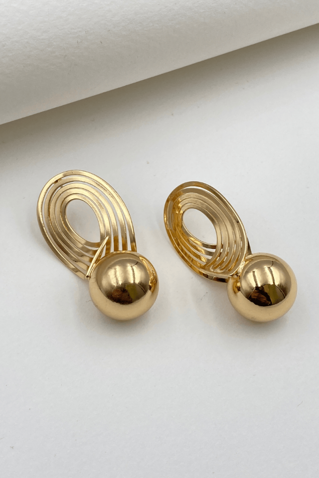 Gold Kıvrımlı Top Küpe