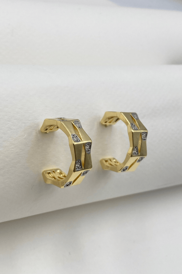 Gold Taşlı Asimetrik Halka Küpe