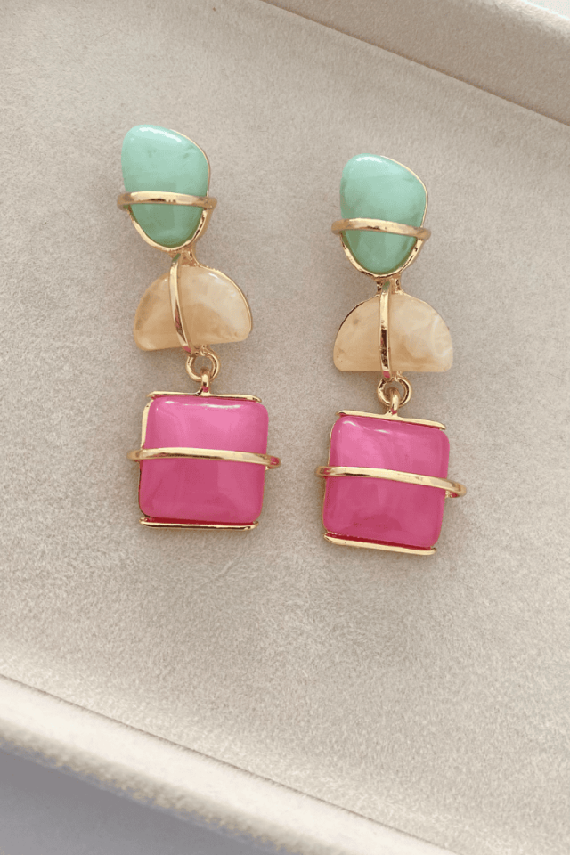 Gold Pembe Yeşil Taş Sallantılı Küpe